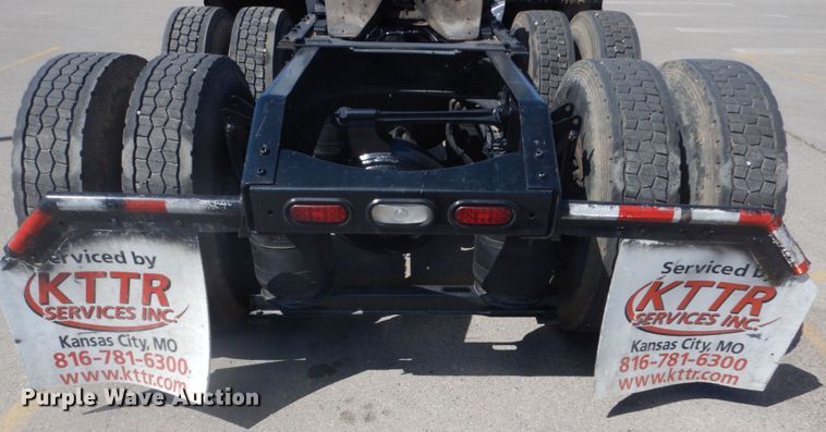 image for item DC4514 2007 Volvo VN  semi truck