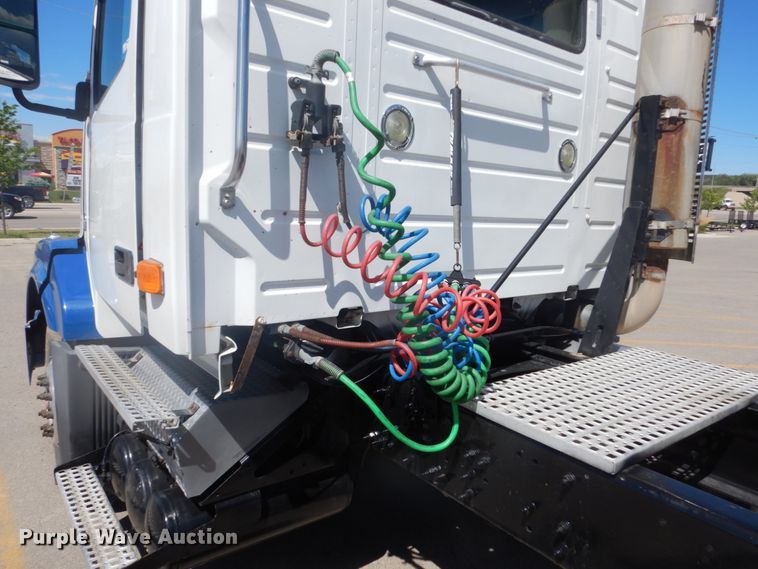 image for item DC4514 2007 Volvo VN  semi truck