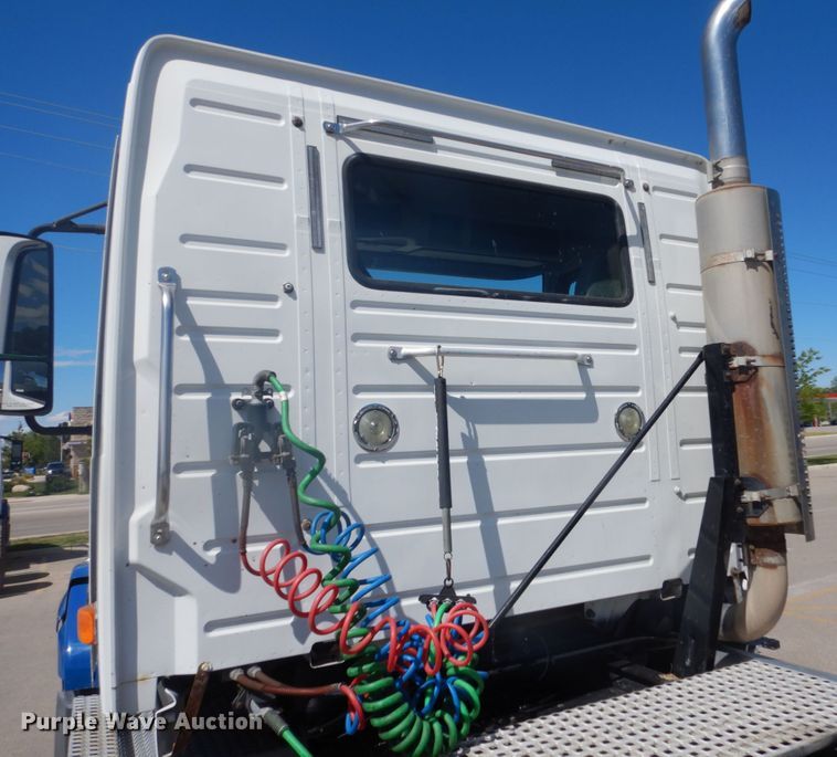 image for item DC4514 2007 Volvo VN  semi truck