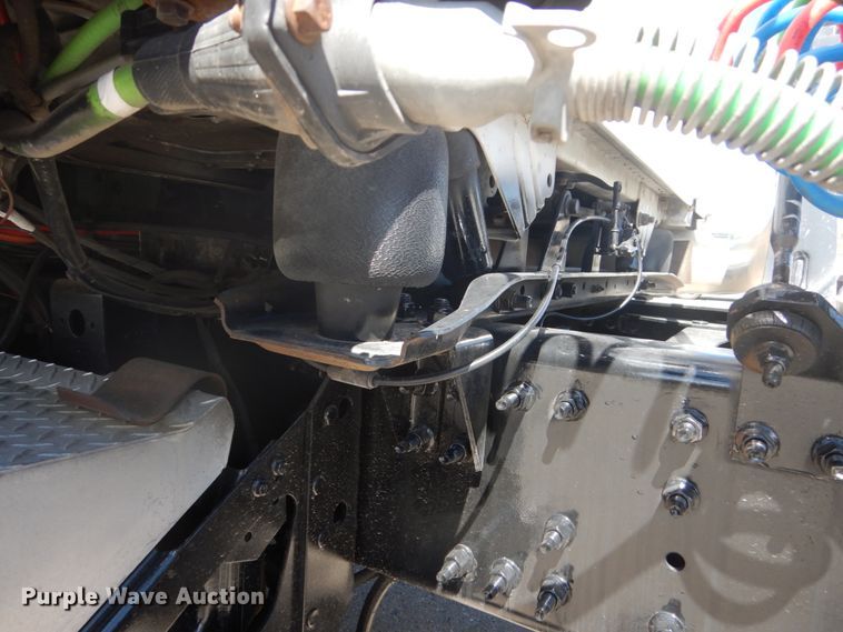 image for item DC4514 2007 Volvo VN  semi truck