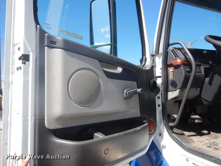 image for item DC4514 2007 Volvo VN  semi truck