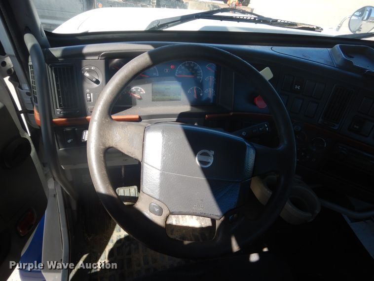 image for item DC4514 2007 Volvo VN  semi truck