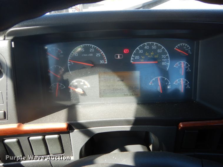 image for item DC4514 2007 Volvo VN  semi truck