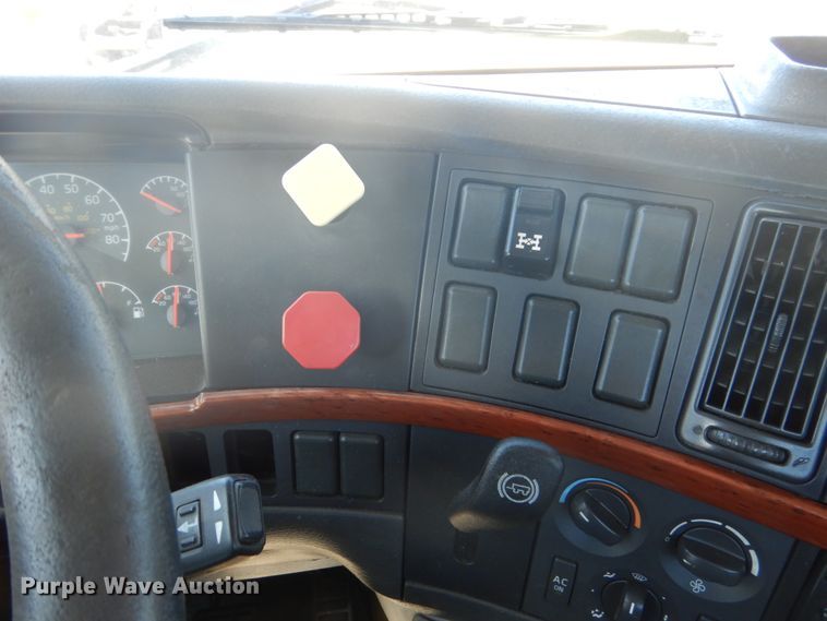 image for item DC4514 2007 Volvo VN  semi truck