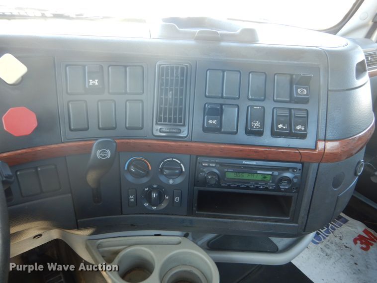 image for item DC4514 2007 Volvo VN  semi truck