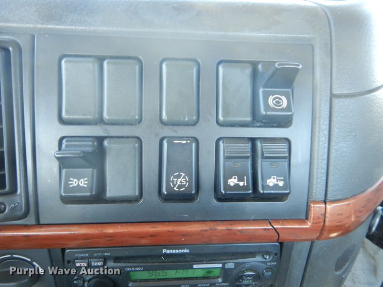 image for item DC4514 2007 Volvo VN  semi truck