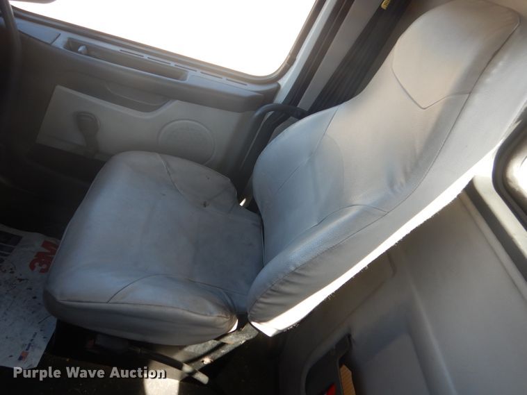 image for item DC4514 2007 Volvo VN  semi truck