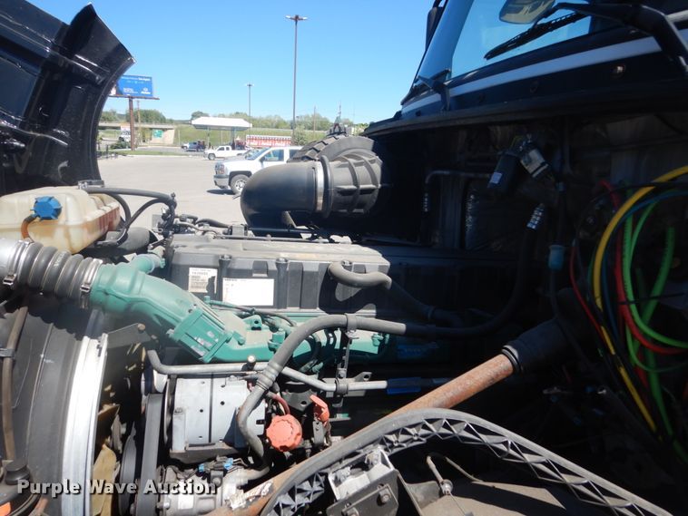 image for item DC4514 2007 Volvo VN  semi truck