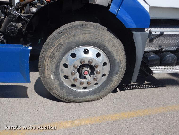 image for item DC4514 2007 Volvo VN  semi truck