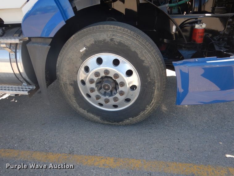 image for item DC4514 2007 Volvo VN  semi truck