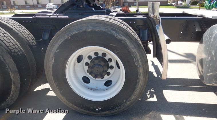 image for item DC4514 2007 Volvo VN  semi truck