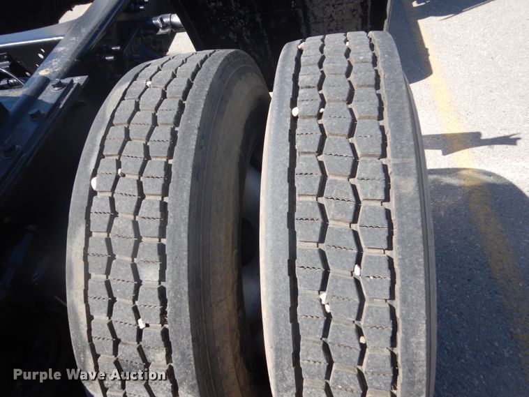 image for item DC4514 2007 Volvo VN  semi truck