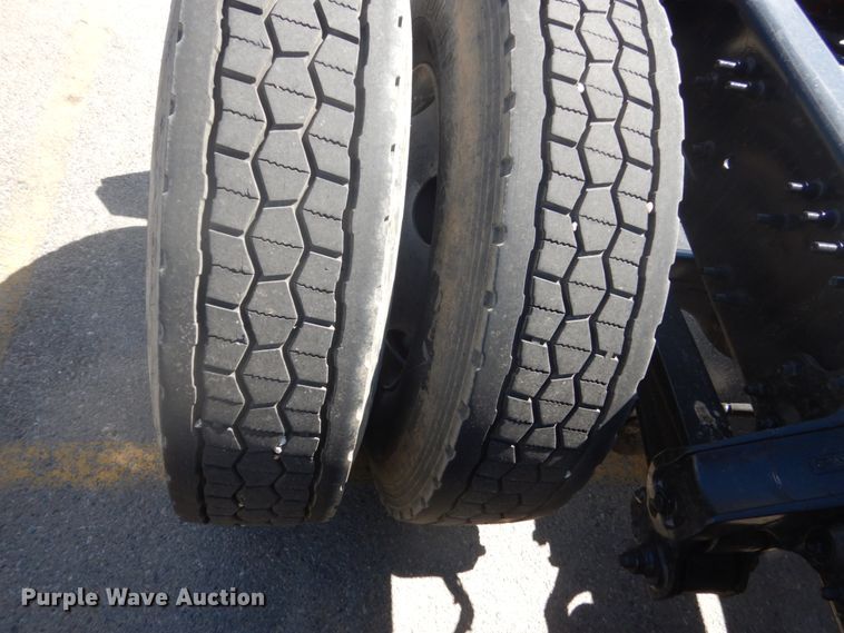 image for item DC4514 2007 Volvo VN  semi truck