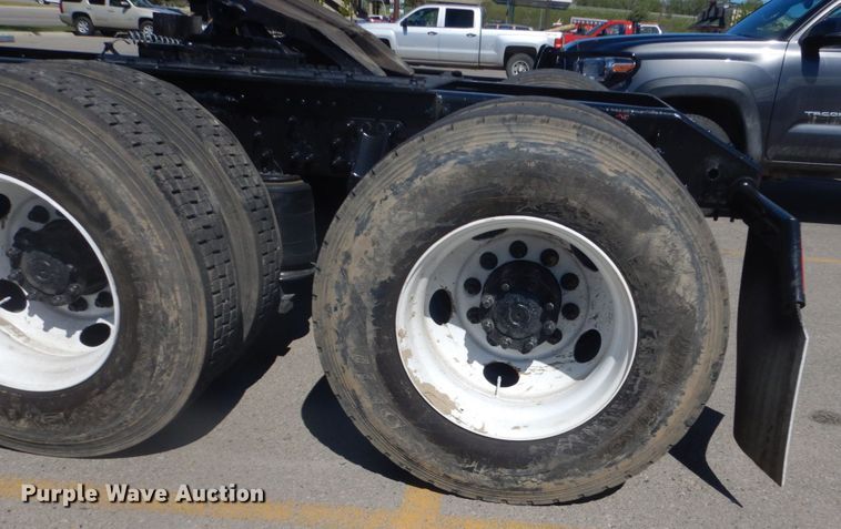 image for item DC4514 2007 Volvo VN  semi truck