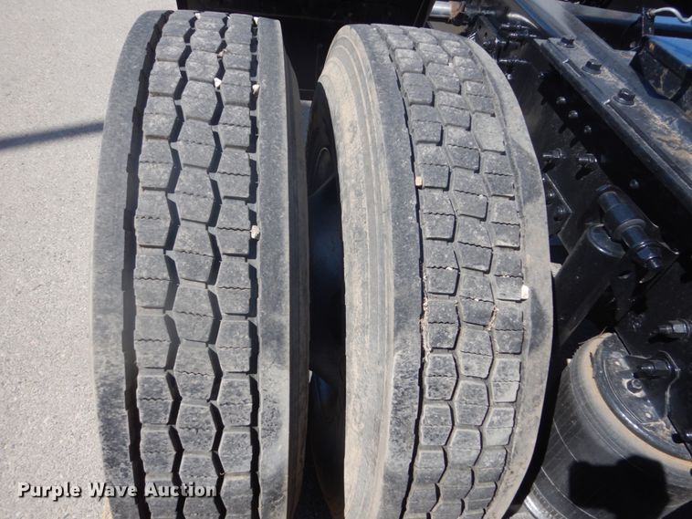 image for item DC4514 2007 Volvo VN  semi truck