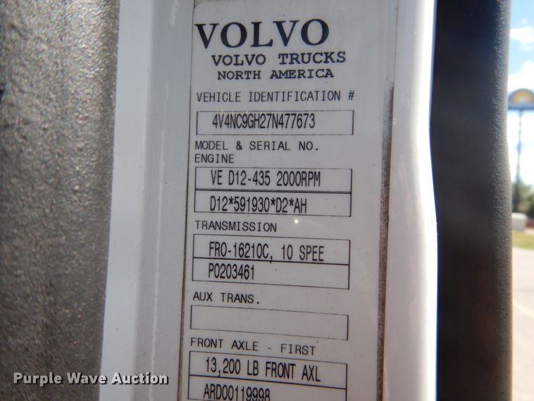 image for item DC4514 2007 Volvo VN  semi truck