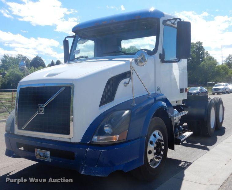 image for item DC4515 2007 Volvo VN  semi truck