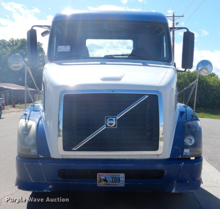 image for item DC4515 2007 Volvo VN  semi truck