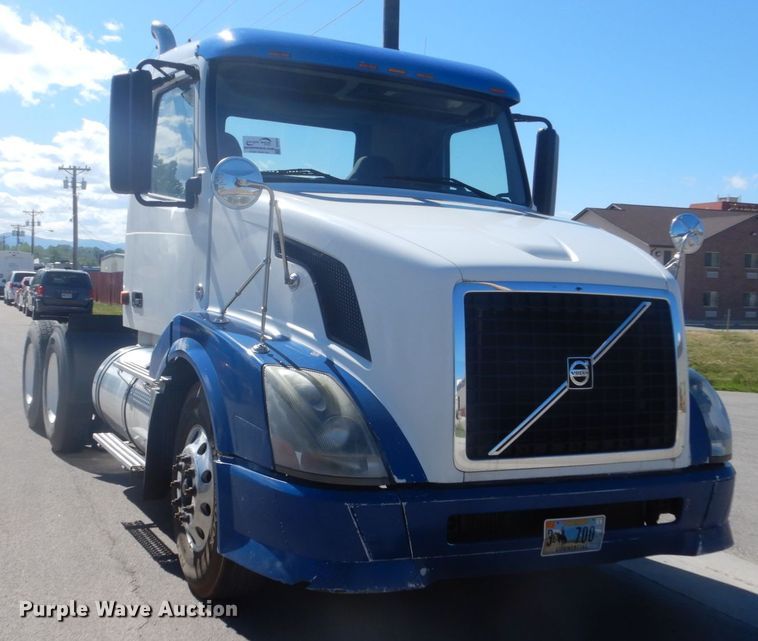 image for item DC4515 2007 Volvo VN  semi truck