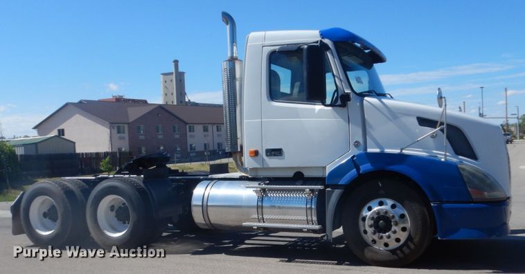 image for item DC4515 2007 Volvo VN  semi truck