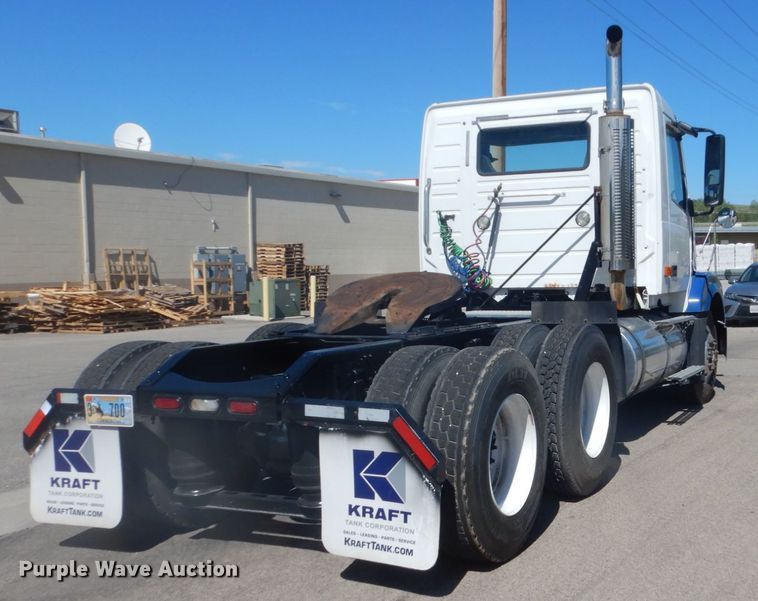 image for item DC4515 2007 Volvo VN  semi truck