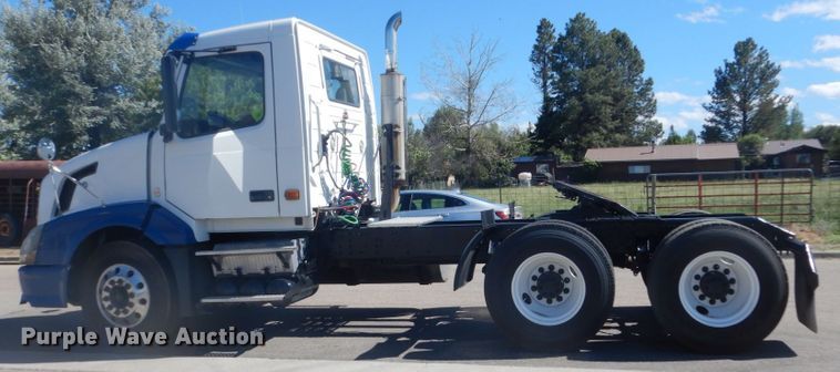 image for item DC4515 2007 Volvo VN  semi truck
