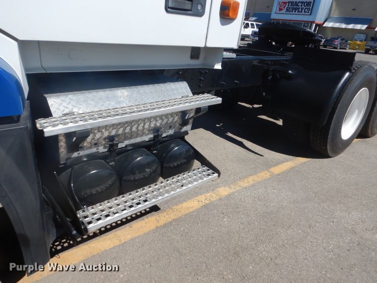 image for item DC4515 2007 Volvo VN  semi truck