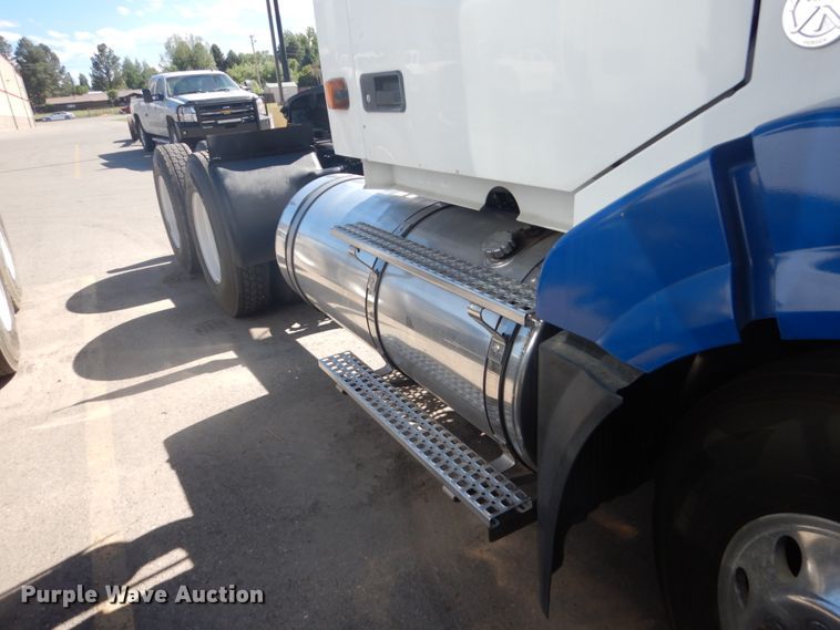 image for item DC4515 2007 Volvo VN  semi truck