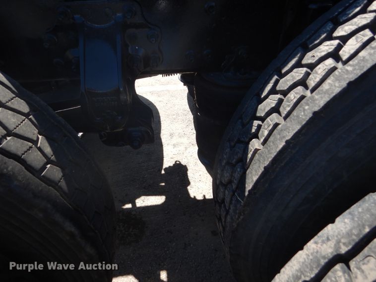 image for item DC4515 2007 Volvo VN  semi truck