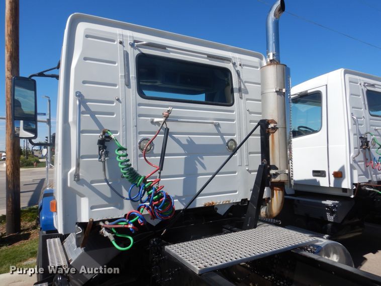 image for item DC4515 2007 Volvo VN  semi truck