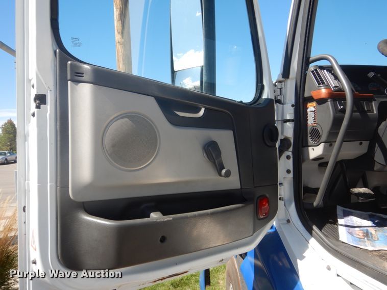 image for item DC4515 2007 Volvo VN  semi truck