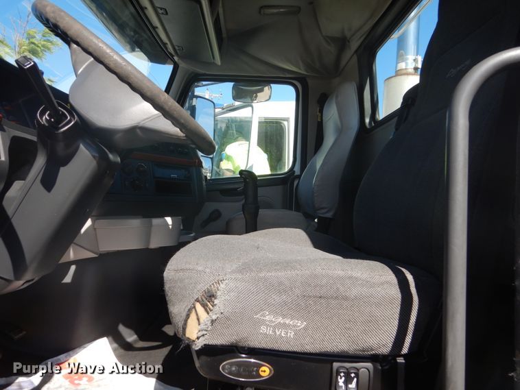 image for item DC4515 2007 Volvo VN  semi truck