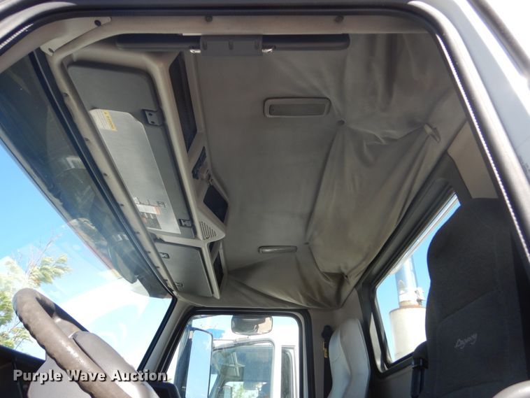 image for item DC4515 2007 Volvo VN  semi truck