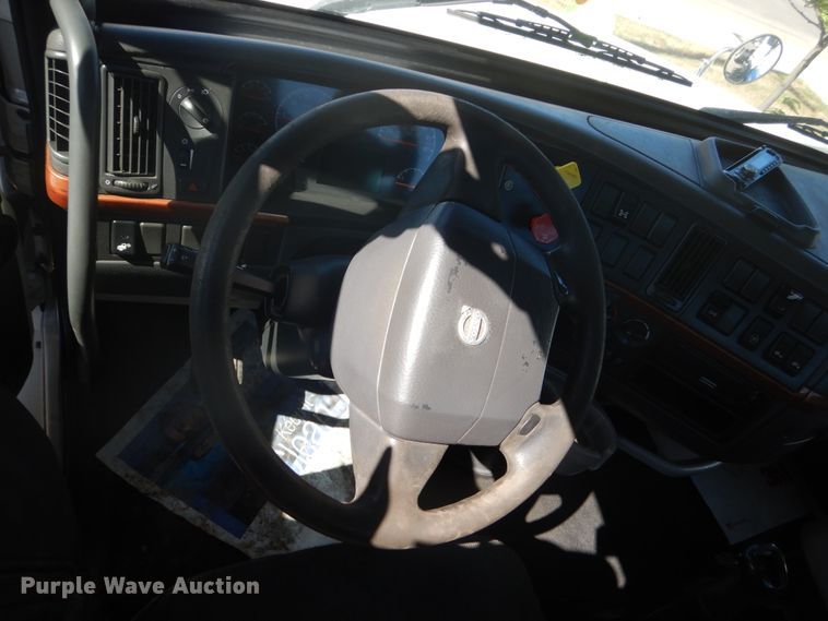 image for item DC4515 2007 Volvo VN  semi truck