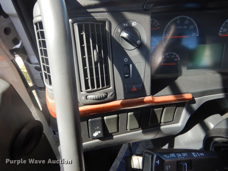 image for item DC4515 2007 Volvo VN  semi truck