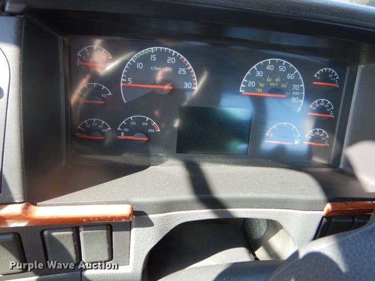 image for item DC4515 2007 Volvo VN  semi truck