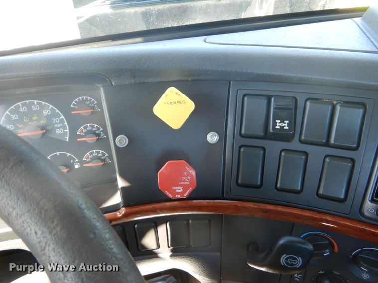 image for item DC4515 2007 Volvo VN  semi truck