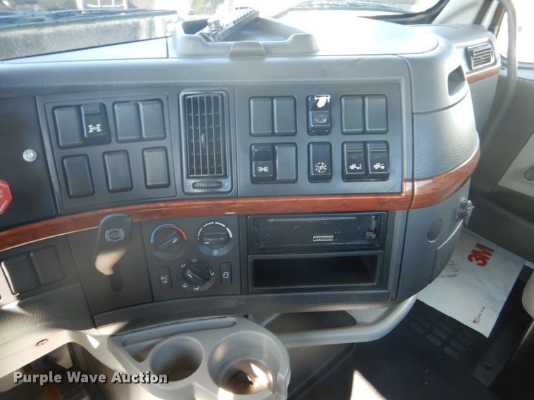 image for item DC4515 2007 Volvo VN  semi truck