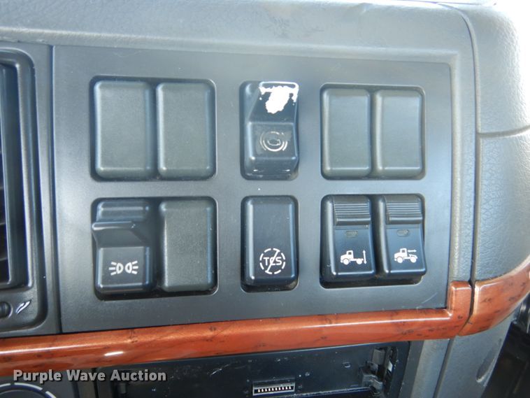 image for item DC4515 2007 Volvo VN  semi truck