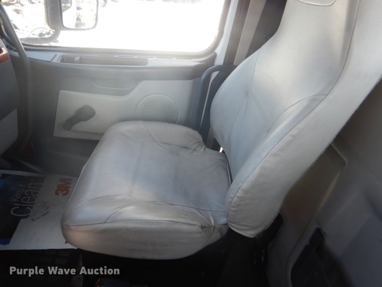 image for item DC4515 2007 Volvo VN  semi truck