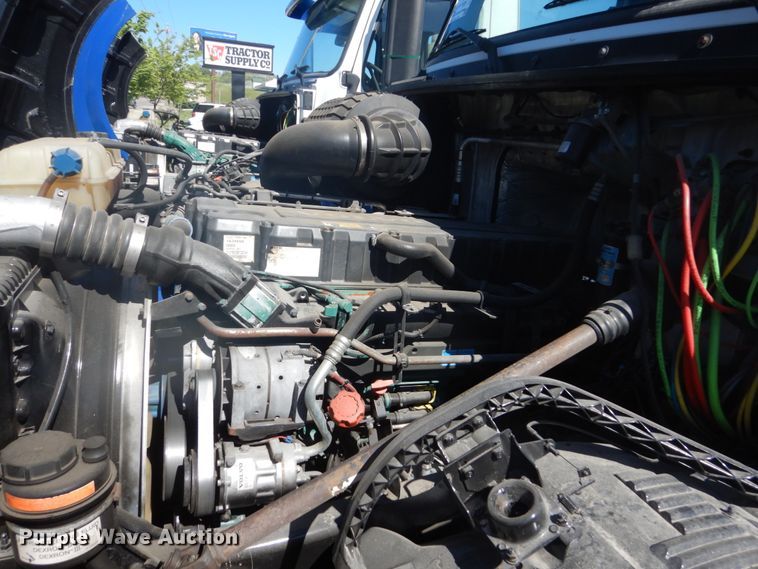 image for item DC4515 2007 Volvo VN  semi truck