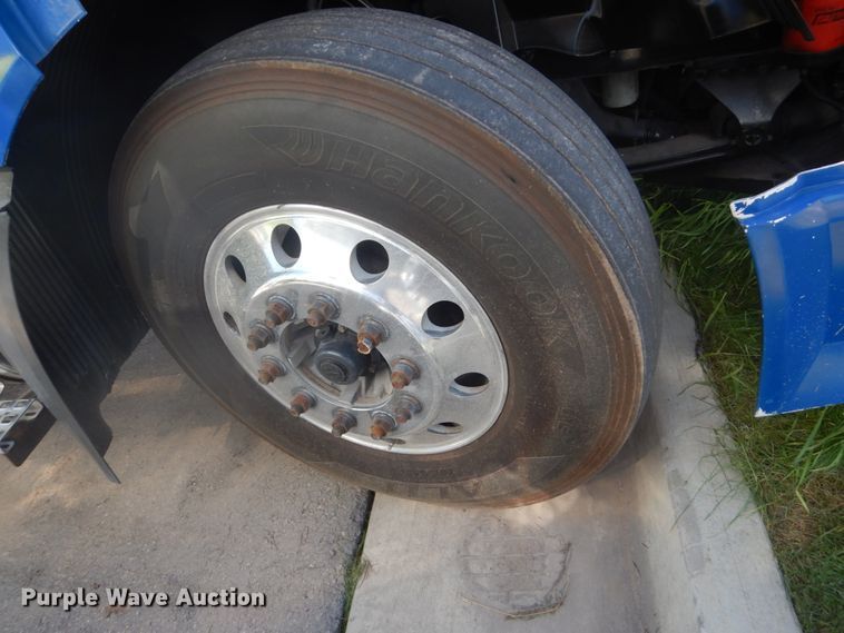 image for item DC4515 2007 Volvo VN  semi truck