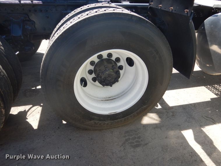 image for item DC4515 2007 Volvo VN  semi truck