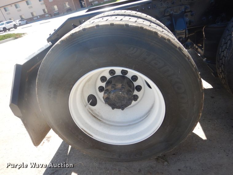 image for item DC4515 2007 Volvo VN  semi truck