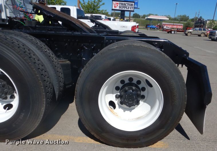 image for item DC4515 2007 Volvo VN  semi truck