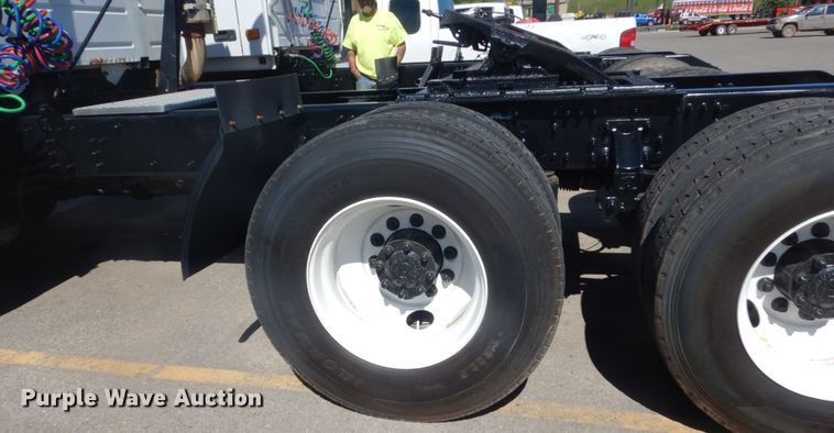 image for item DC4515 2007 Volvo VN  semi truck