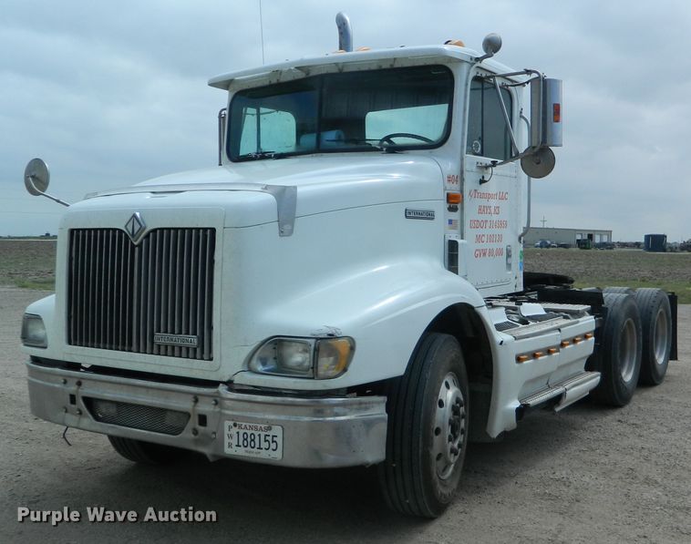 image for item DE4461 1998 International 9200  semi truck