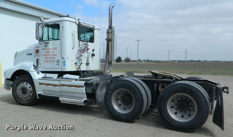 image for item DE4461 1998 International 9200  semi truck