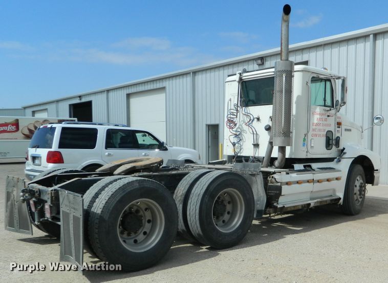 image for item DE4461 1998 International 9200  semi truck