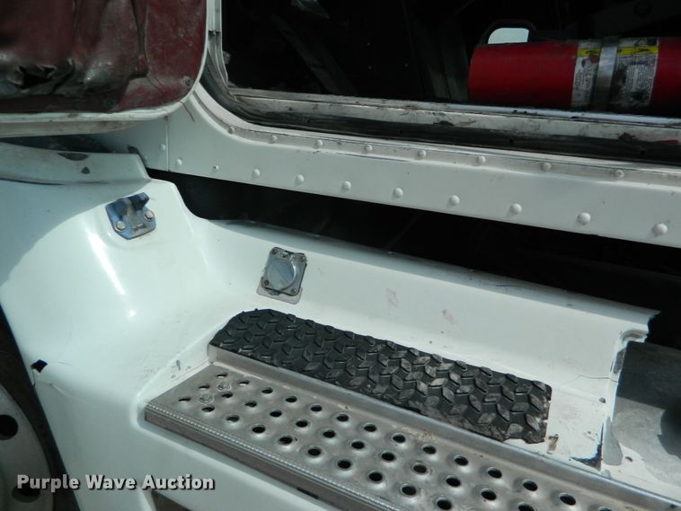 image for item DE4461 1998 International 9200  semi truck